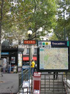 トロカデロ駅出口