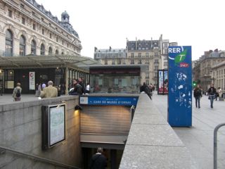 オルセー美術館のRER駅出口