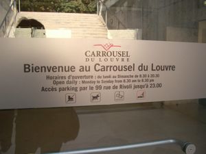 カルーゼル凱旋門横からルーヴル美術館への入口