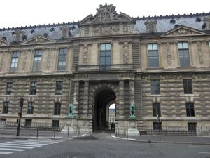 カルーゼル凱旋門からルーヴル美術館への入口