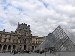 ルーヴル美術館ガラスのピラミッド入り口