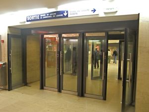 メトロ駅からルーヴル美術館への入口