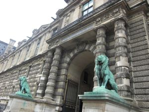 カルーゼル凱旋門横からルーヴル美術館への入口