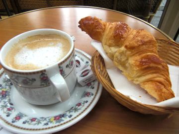 クロワッサンとカフェオレ